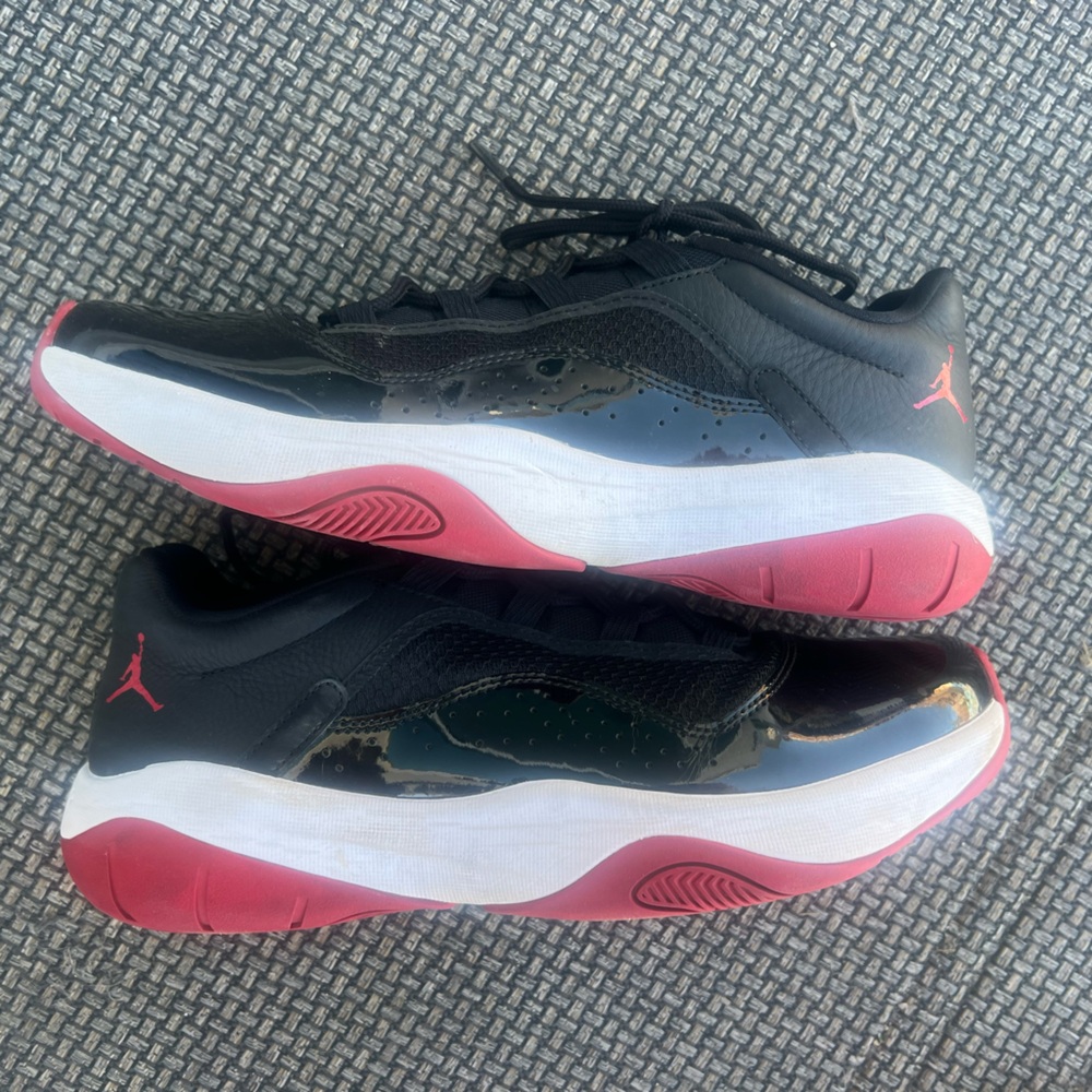 Men’s AIR JORDAN 11 CMFT LOW size 9